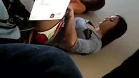 Кучка танцува без би ...