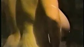 Горещата блондинка в ...